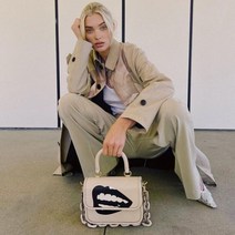 코치 COACH x TOM WESSELMANN 아이보리 탑 핸들 블랙 립 핸드백 레더 토트백