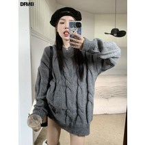 보들보들 나른한 바람에 롱 굵은 실 꽈배기에 두꺼운 스웨터녀