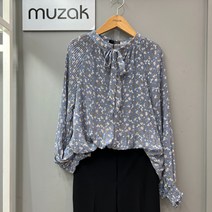 무자크 리본넥 플리츠 플라워 블라우스 M7WBL06
