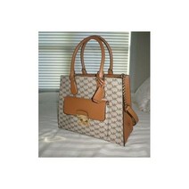 마이클 코어스 BRIDGETTE 미디엄 EW 토트 MK 시그 로고 PVC 내추럴 도토리 크로스백 핸드백