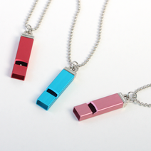 (문스샵) 납작한 스틸 메탈 호루라기 목걸이 호신용 미니 작은 호각 아동 어린이 남녀공용 심판 코치 신호 비상 방범 초등학교 체육대회 경기 스포츠 커플 여자 남자 군번목걸이