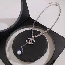 고급 감각 자모 CC 목걸이 여성 경사 소중 디자인 티타늄 스웨터 체인 새로운 유행 액세서리
