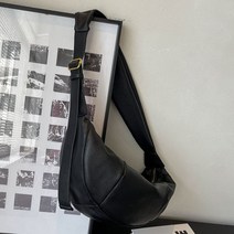 하프문크로스백 가죽 세련된 크로와상 핏 메신저백