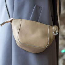 오너클랜 미니 크로스백 핸드폰 가방 천연 소가죽 테슬 지퍼