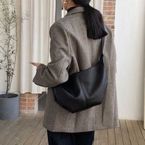 【여대생 20대 패션 트렌드 크로스백 레더 반달백 코디】