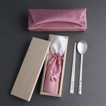 꽃길거북 칠보 특 은수저 99% 1벌(1인용) 부모님 생신 창립기념품 결혼예물 답례품 기념일 칠순 VIP선물 (숟가락1개+젓가락1매+수저집+보증서+오동나무함+보자기포장) 국내산, 청색수저-핑크보자기-핑크주머니-인쇄있음-시안확인