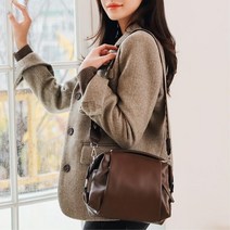 가을 자켓 코트 코디 여자 가죽 스트랩 숄더백 30대