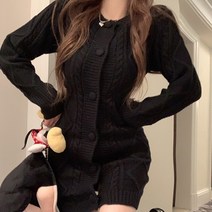 [레티고] 버튼 라운드 꽈배기 니트 원피스