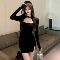 검은 컷 아웃-목 긴 소매 드레스