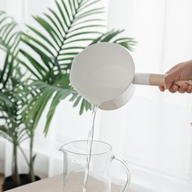 1+1 오래쓰는 화이트 물바가지 1.3L 우드손잡이 예쁜 원형바가지