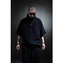 무카 자수 터틀넥 반팔티 블랙