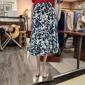 BCBG 빅플라워 프린트 SK 스커트 _ B4B4S217 55 [NAVY]