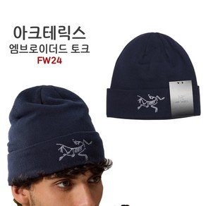 아크테릭스 모자 비니 엠브로이더드 버드 토크 FW24 BLACK SAPPHIRE AEOFUX7562-BSR