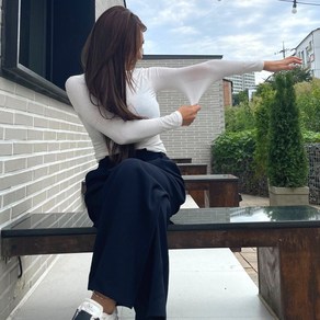 [1+1] 여성 사계절 긴팔 기본 슬림핏 스판티셔츠 (화이트/블랙)
