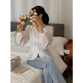 [리리앤코] 티디콘슈 코튼 브이넥 핀턱 리본 블라우스