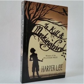 To Kill a Mockingbird 소설책을 읽는 학생