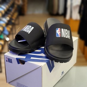 NBA 신발 할인!! 남여공용 착화감이 편해 데일리 신기 좋은 로고맨 포인트 슬라이드 블랙칼라 슬라퍼