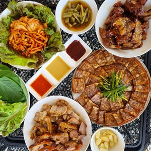 청년고기 야식7종 순살 미니 족발 보쌈 편육 오돌뼈 무뼈 닭발 닭갈비 돼지껍데기, (실온) 미니 족발 350g, 1개