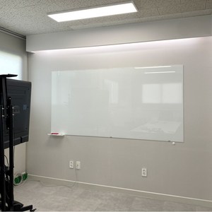 유리칠판 무테형 화이트 대형 사무실 유리보드 제작 시공 설치, 그외색상, 90x180cm 판서용, 받침대 화이트