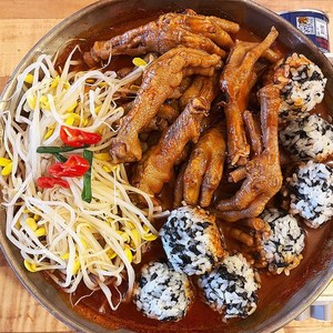 [모던푸드]국내산 통뼈 콩나물 국물닭발 (증정) 떡사리 1봉야식 혼술 안주 캠핑요리, 2개, 800g