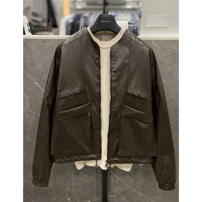 리버클래시 25F/W 브라운 카라리스 라운드넥 오버핏 레더점퍼(LLF22671)_DG