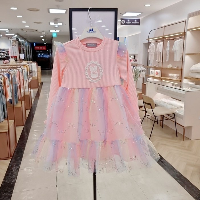 쁘띠앙팡 산본점 24년 가을신상 50세일  부드러운 소재감에 쫀쫀한 신축성으로 예쁘고 편하게입는 프리링링원피스에요 귀엽고 사랑스러운 러블리원피스