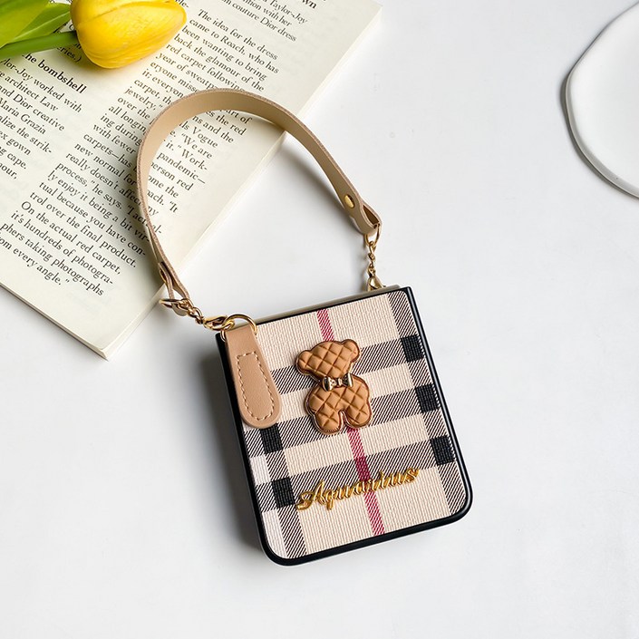 ARUM 브라운곰돌 스트랩 z플립 케이스