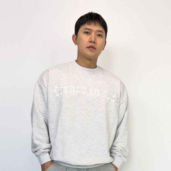 PACIENCIA 톤온톤 자수 오버핏 맨투맨