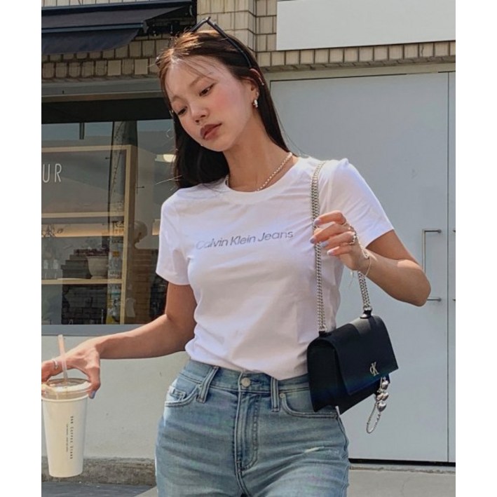케빈클라인 진 CALVIN KLEIN JEANS 염설희신혜정 2color 여 슬림핏 인스티튜셔널 로고 반팔 티셔츠 화이트블랙 J223860 184170