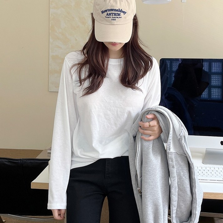 잇진 여성 베이직 무지 스탠다드핏 긴팔 티셔츠 잇진 여성 베이직 무지 스탠다드핏 긴팔 티셔츠