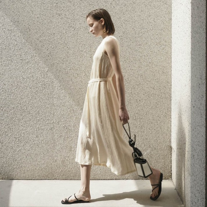 아틀리에나인 에센셜 백 버튼 원피스 OP6184