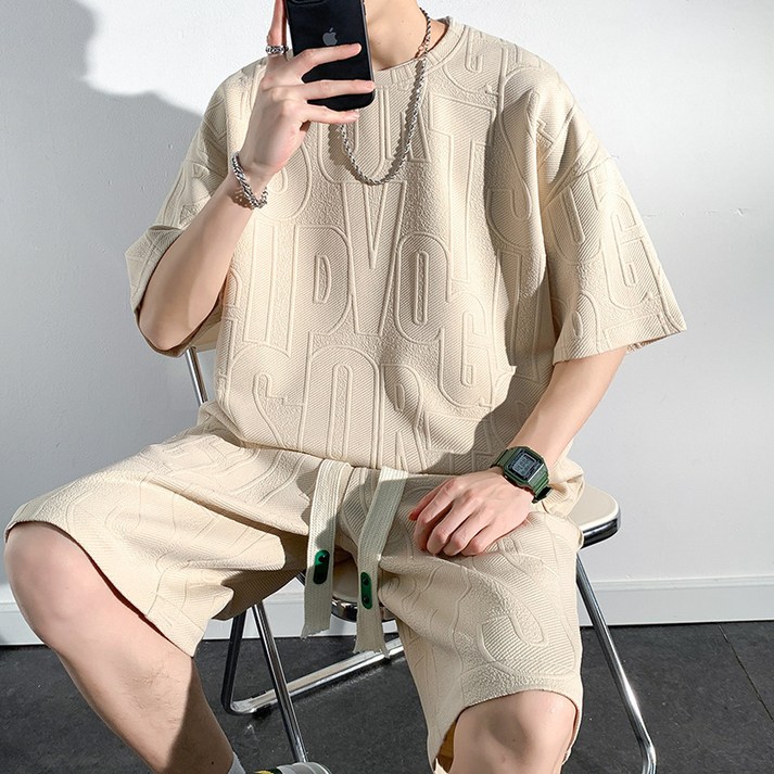 여름철 남성 패션 소매 티셔츠 반바지 세트 편안 시원 넉넉한 사이즈 여유로운 핏 가벼운 소재 외출 실내 트레이닝복 세트 루즈핏 빅사이즈