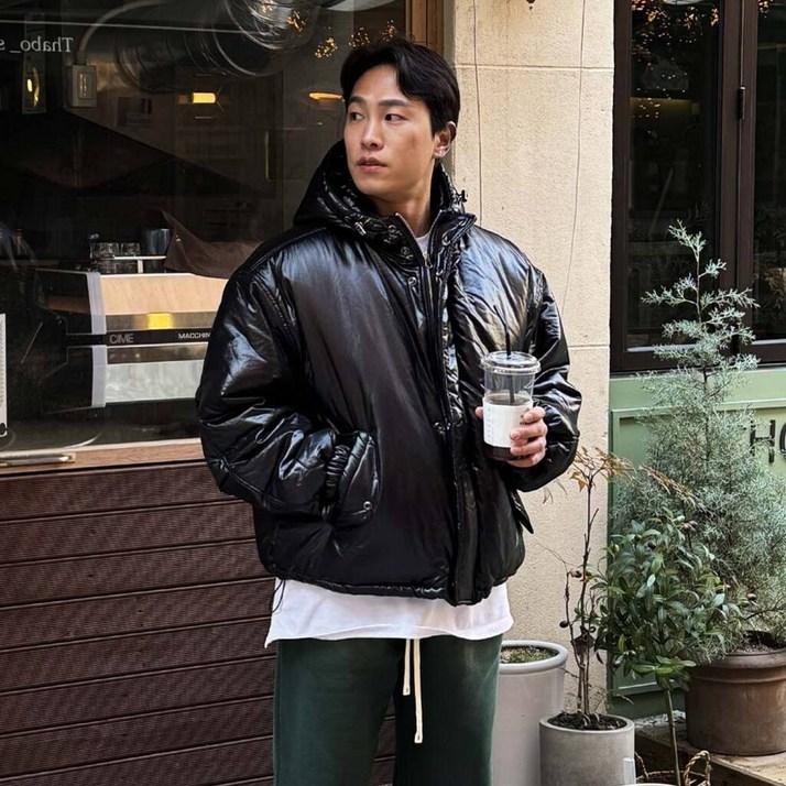 파트 겨울후드패딩 유광 겨울패딩점퍼 글로시 숏 누빔 패딩점퍼 파트 겨울후드패딩 유광 겨울패딩점퍼 글로시 숏 누빔 패딩점퍼