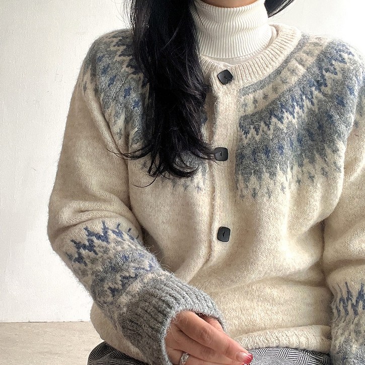 네모엔룩 스칸디아 여성용 북유럽 노르딕 패턴 배색단추 포인트 기본핏 캐주얼 라운드넥 도톰 니트 가디건