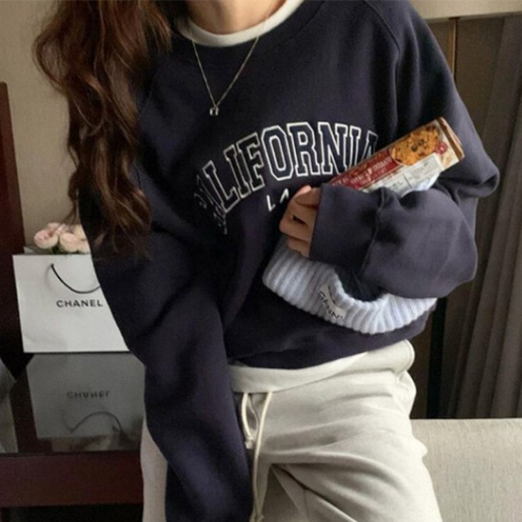 랜덤플레이 LA 자수 레터링 데일리룩 루즈핏 맨투맨