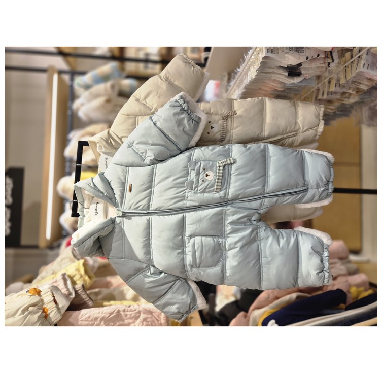 아가방 NC엑스코점 2025신상 부드러운 터치감 따뜻하고 포근한 퍼안감 심플한 디자인 귀여운 주머니가 포인트 가브엠보웰론우주복 유아 패딩우주복 선물용으로도 좋아요